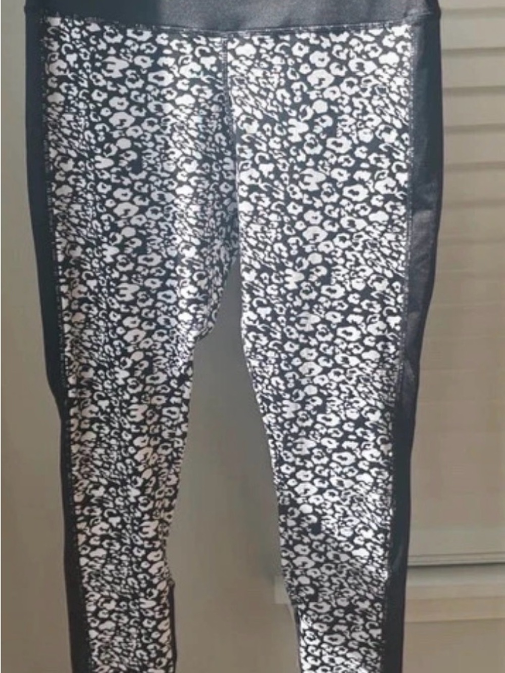 Source Unknown Black and White Leopard Print Leggings with Side Panels